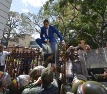 Guaidó é barrado e entra à força no parlamento venezuelano
