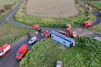 Ônibus tomba com 54 pessoas e deixa 11 mortos na MG-223